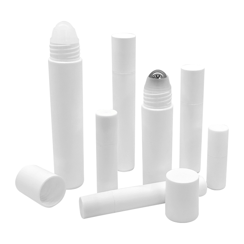 Plastikowa butelka w rolce o pełnym asortymencie do perfum